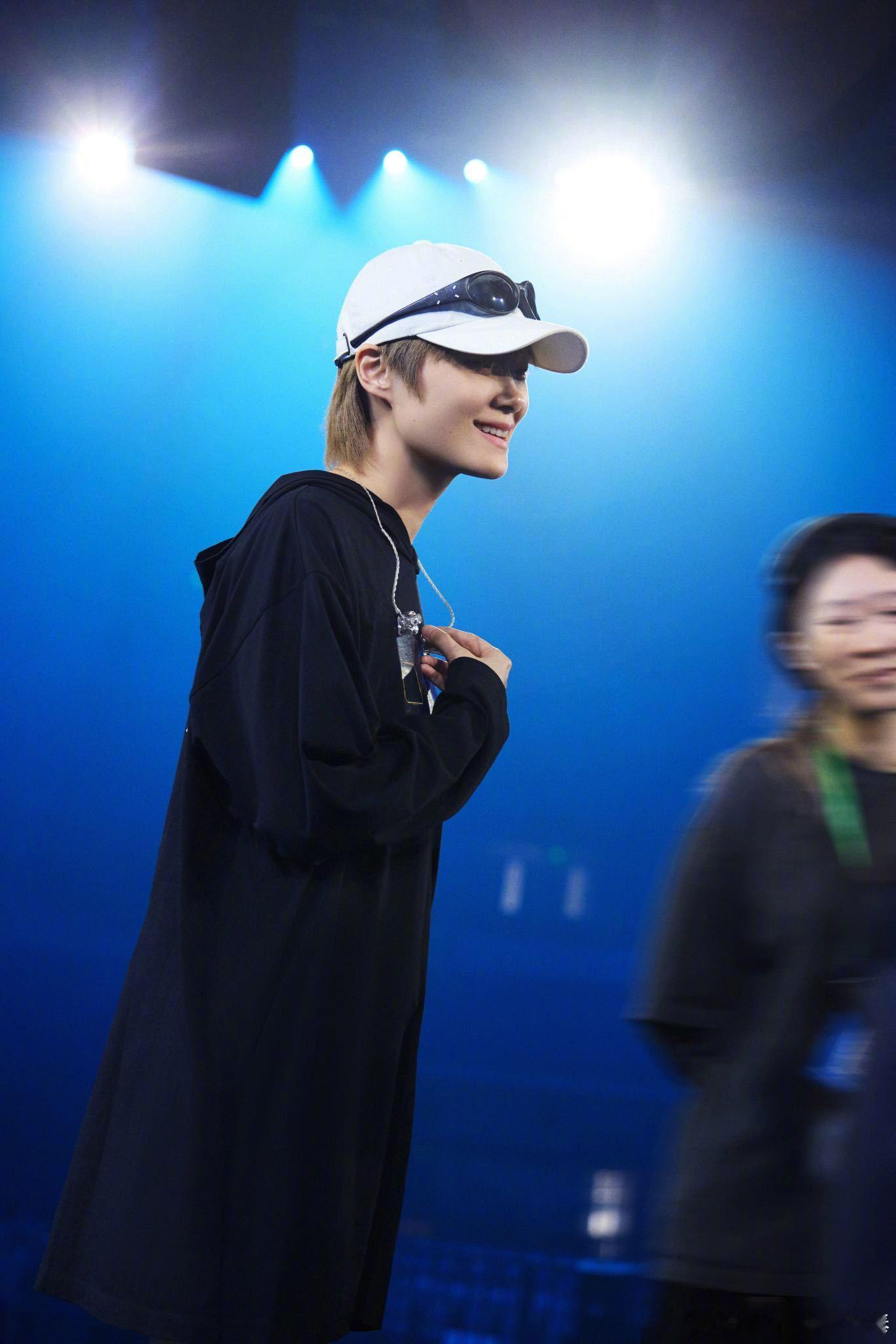 李宇春武汉演唱会 听到《下个路口见》大合唱的时候直接泪目，14年前在耳机里循环的