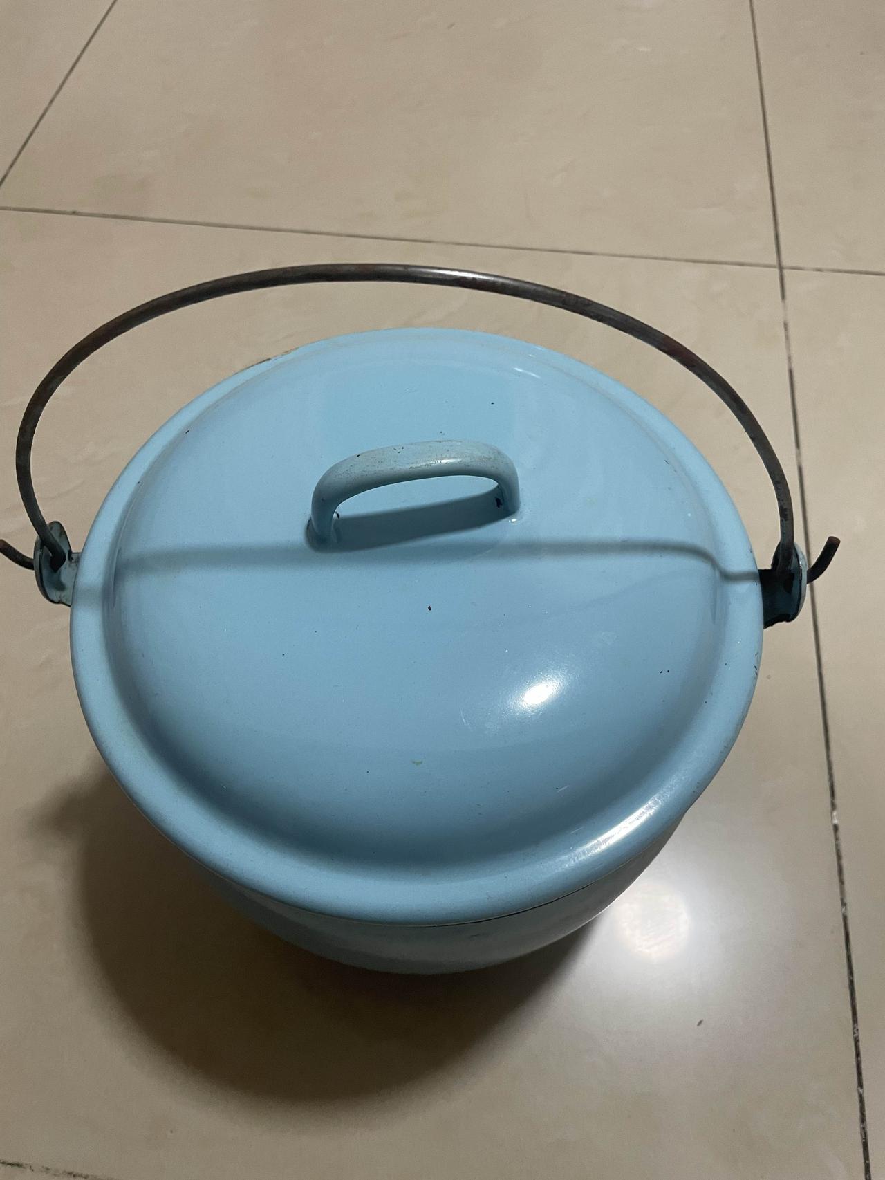 这只提耳罐，从我小时候起便存于家中。如今，我已步入花甲之年。它一直静置于我家的柜