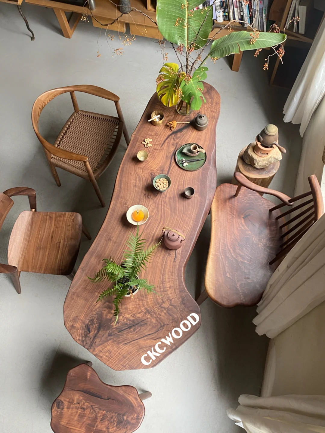 搞了张野生茶桌｜黑胡桃不规则桌子氛围拉满