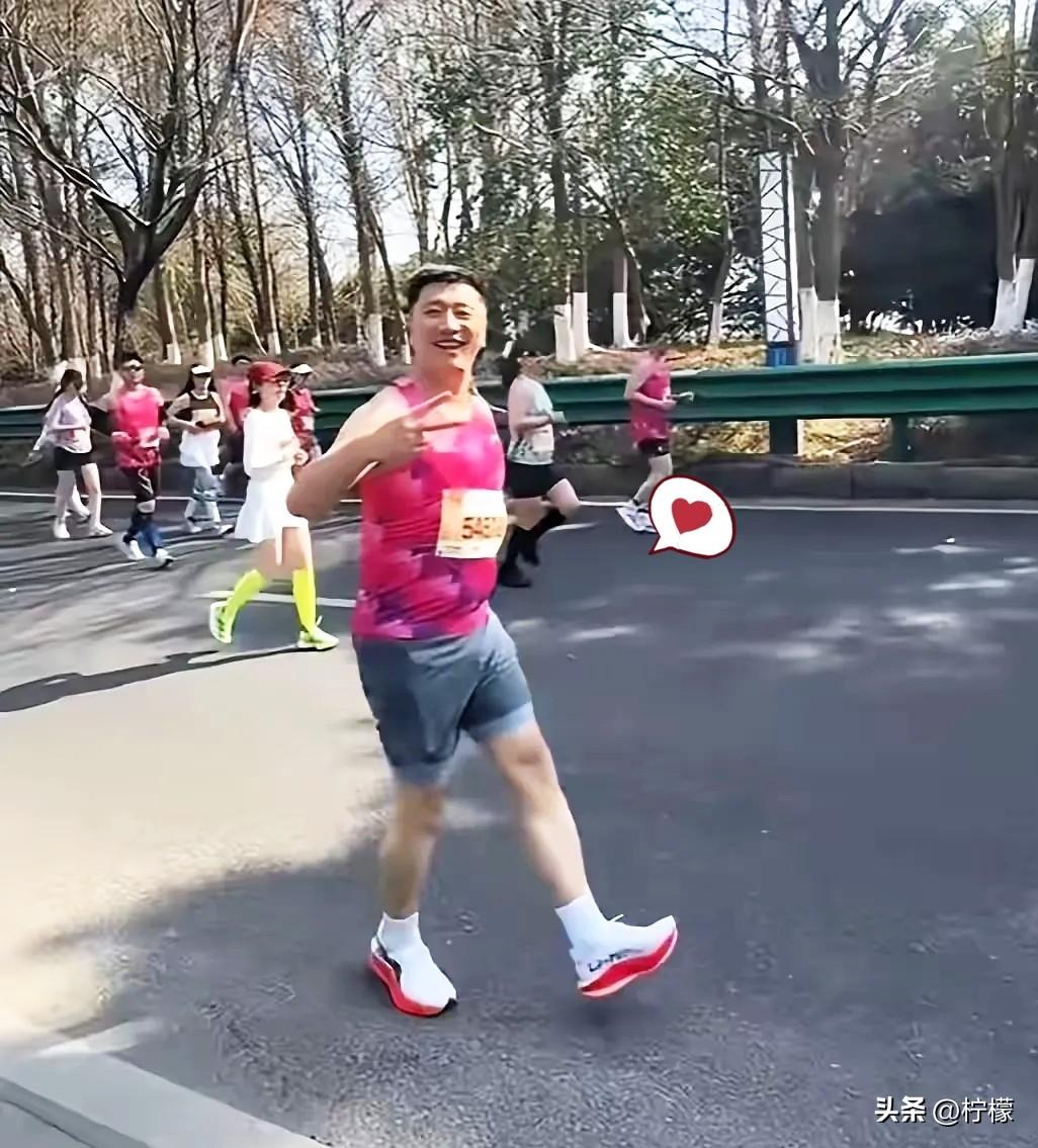 张雪峰走了，
有人说他起的名字不吉利，
有人说他身上穿的汗衫不吉利，还有人说他女