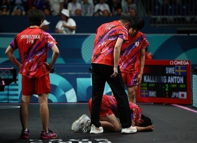 张本智和崩溃了，这哥们儿是真惨啊……打樊振东时候就是2:0领先，那时候回场边和教