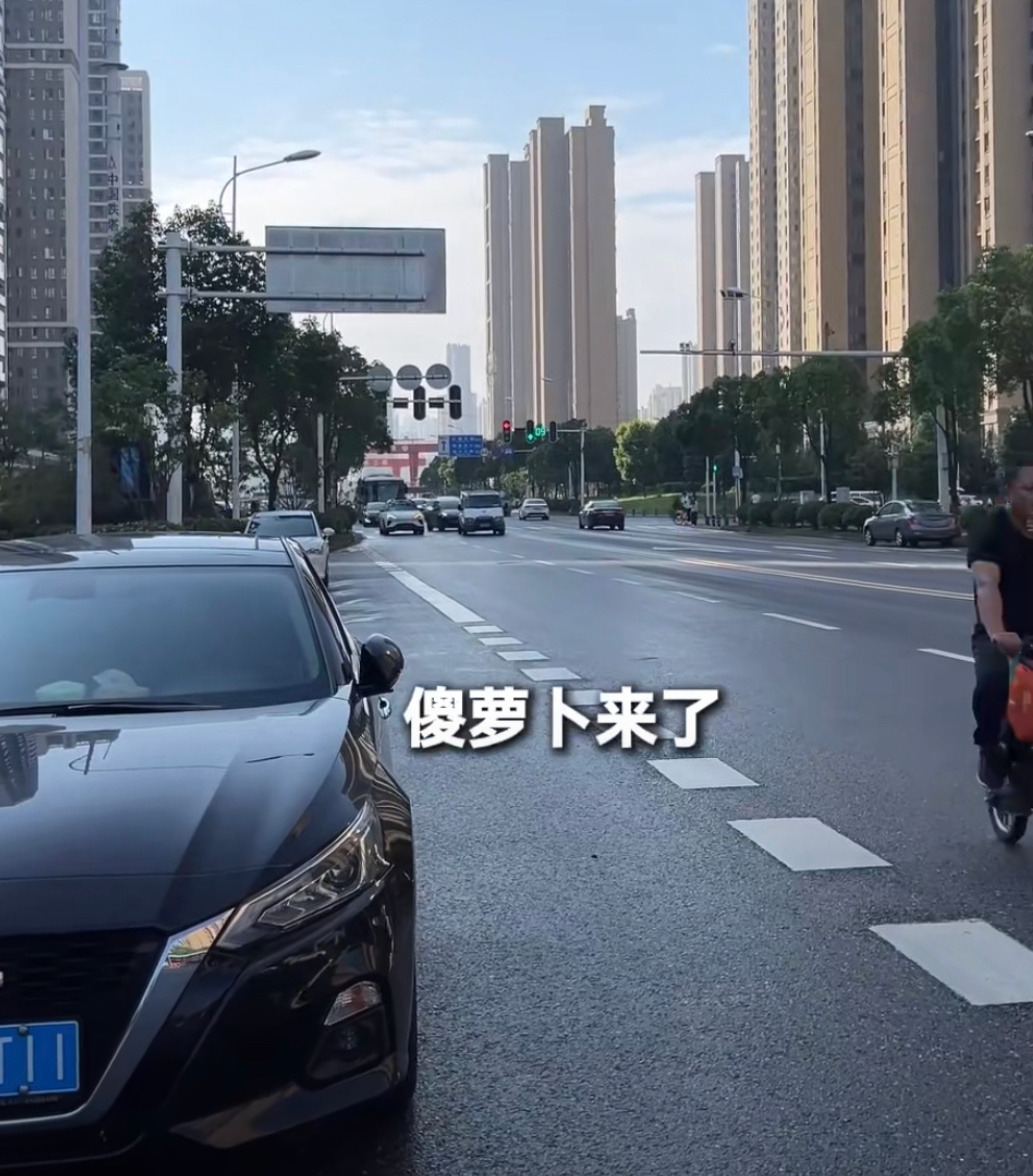 #萝卜快跑回应禁止孕妇婴儿乘车#湖北人都叫他傻萝卜，因为开车过于一本正经，没有感