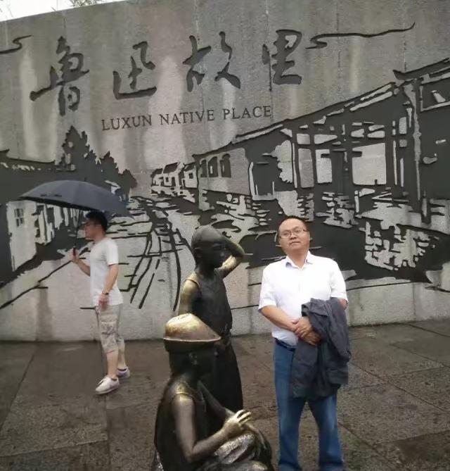 我从小就喜欢读书，特别是鲁迅先生的书我读得最多。
     从我上中学起，鲁迅先
