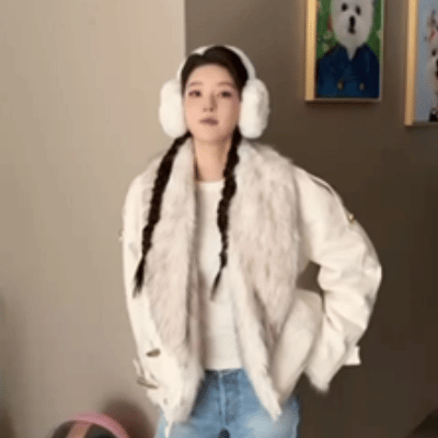 王玉雯 假装车没停好听了两遍 谁懂啊！王玉雯这波直接演我追星日常！vlog 里滑