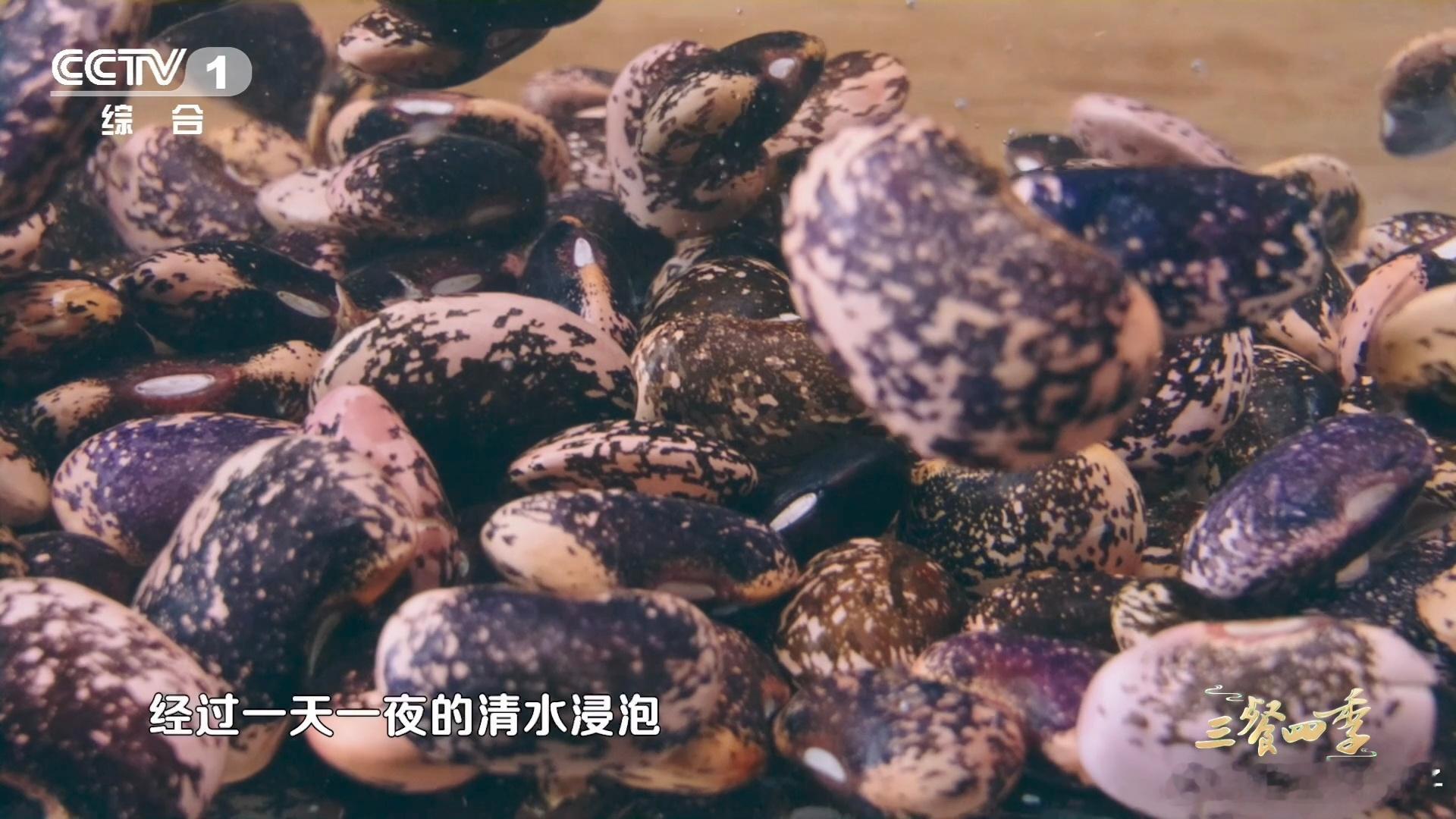 中国人的吃商绝了处理岩豆的过程看着简单，实则很有门道，一天一夜的浸泡，慢火炖煮，