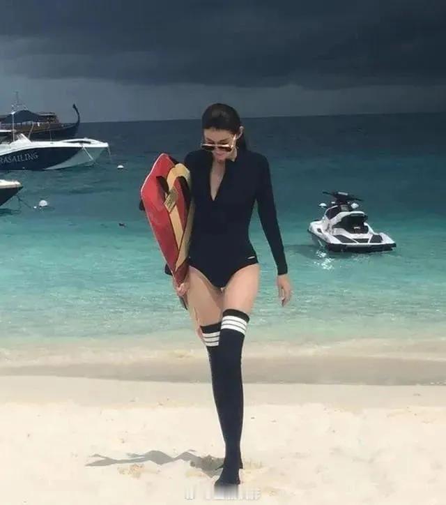 王宝强超模女友海边冲浪，178cm身材很抢眼，清纯美貌不输马蓉！说到王宝强，就不