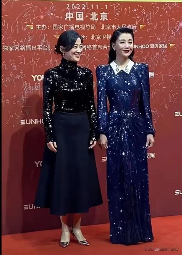 殷桃身着蓝色亮片长裙，搭配复古卷发与红唇，明艳性感又不失俏皮，尽显成熟妩媚的女人