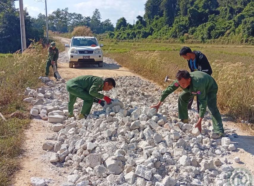 果敢同盟军帮助修建农村道路！

这些果敢同盟军的士兵，不知道从哪里弄了一些建筑用