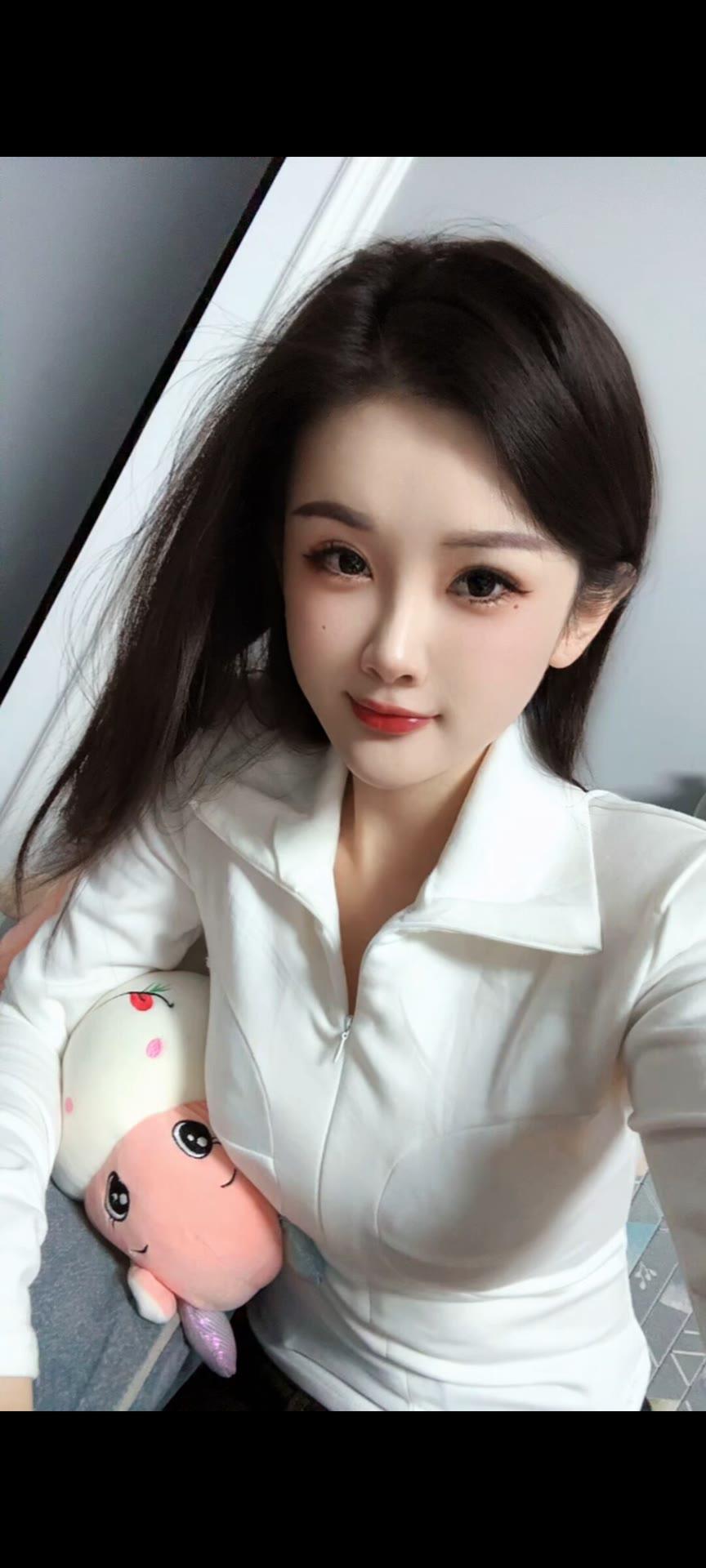 元气少女与萌宠的甜蜜时刻💕