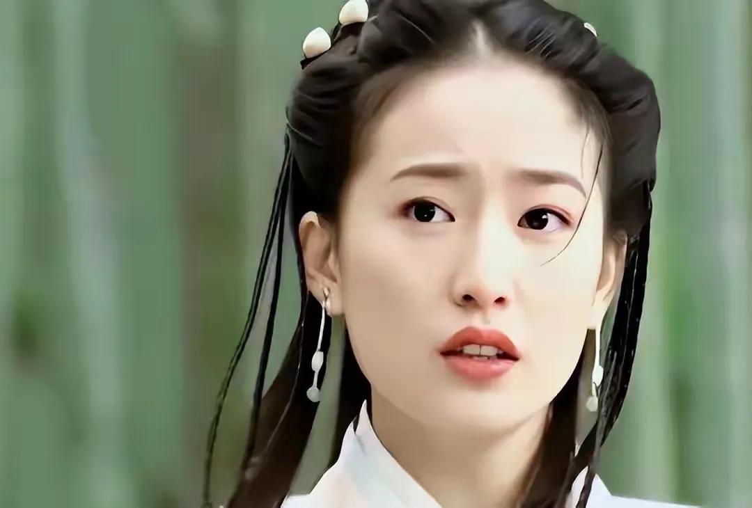 这才是少女感，
那时都是青春少女演刁蛮公主，
演小媳妇，演人见人爱的女主。
不像