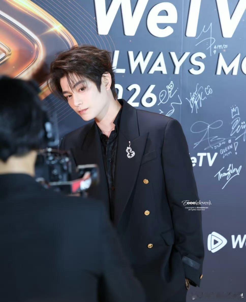 丁禹兮泰国活动生图丁禹兮一身黑西装出席泰国活动现场，简直就是完美的男神标准。他的