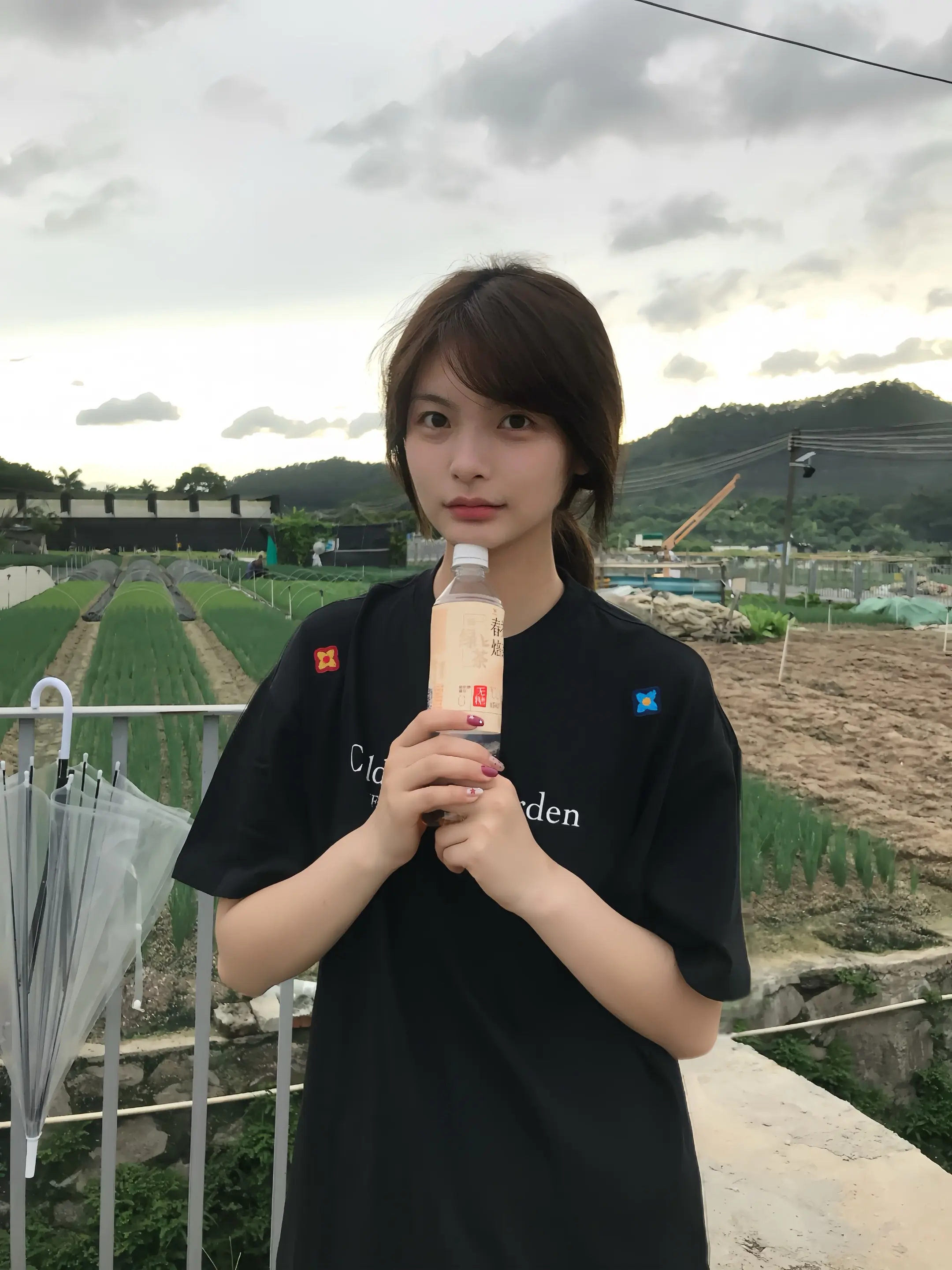 我们的距离是0.6厘米 那是屏幕的厚度 如果我的眼泪掉下去 你那里会下...