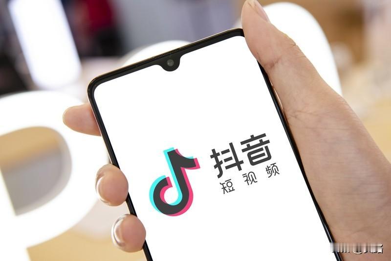 12月5日，“抖音直播禁止过度美颜”冲上热搜。有网友爆料抖音新规，2026年1月