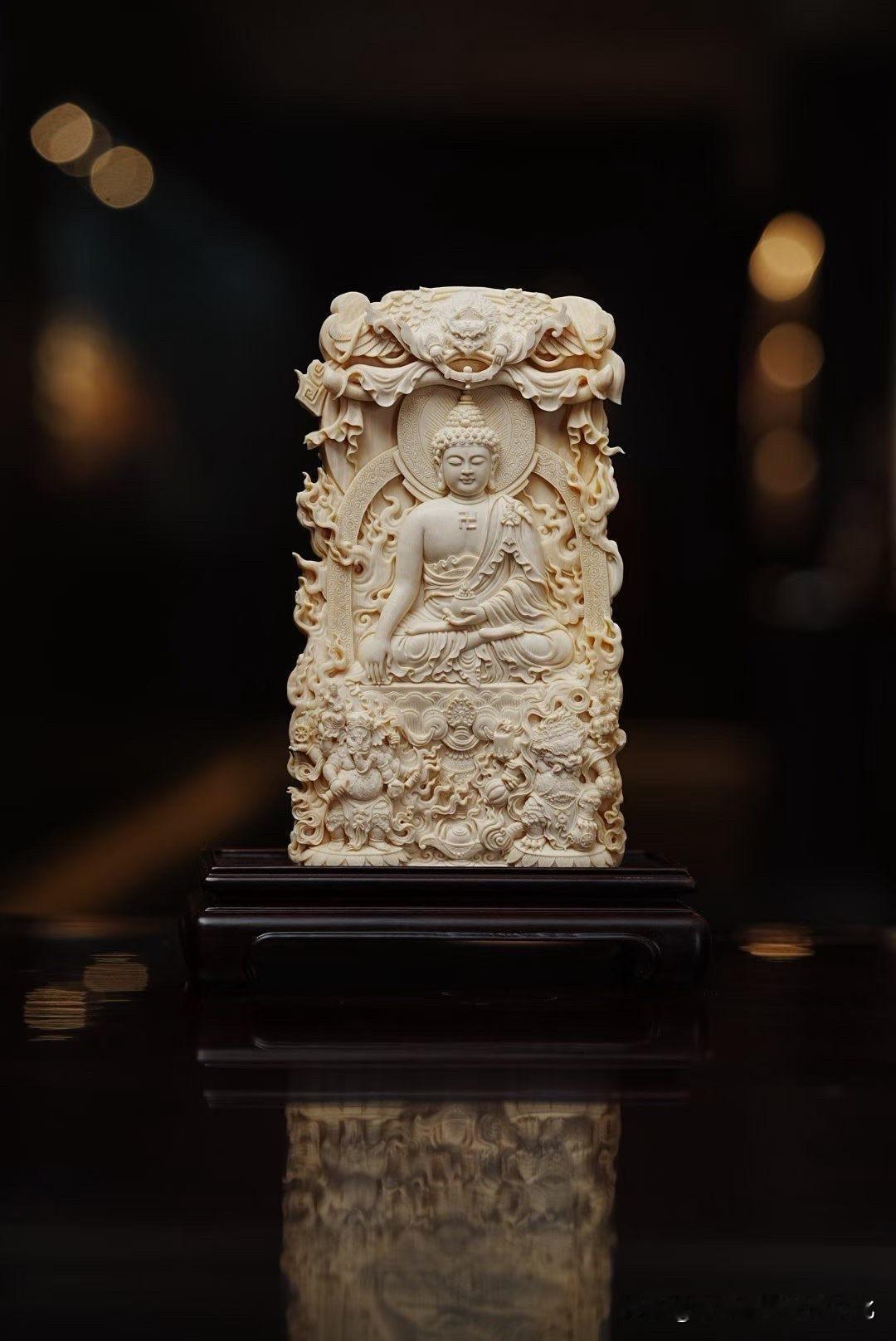 三圣静立，气韵自成。

释迦居中，文殊、普贤相伴，神态宁静端庄，衣纹层叠自然。背