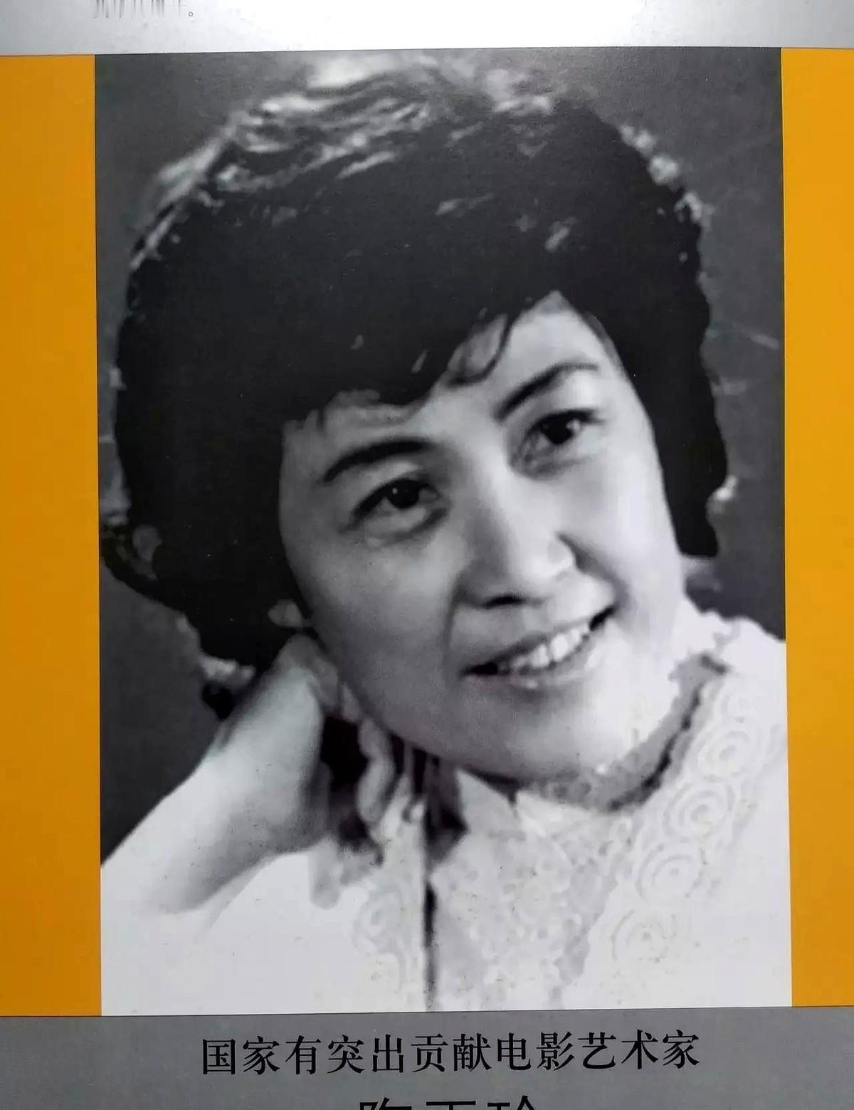 凌晨三点，朋友圈被“陶玉玲去世”的消息刷屏了。
90岁的老艺术家，突然成了全网悼