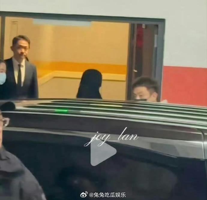 迪丽热巴新经纪人郝阿三上岗了 粉丝拍到迪丽热巴新经纪人郝阿三上岗了 