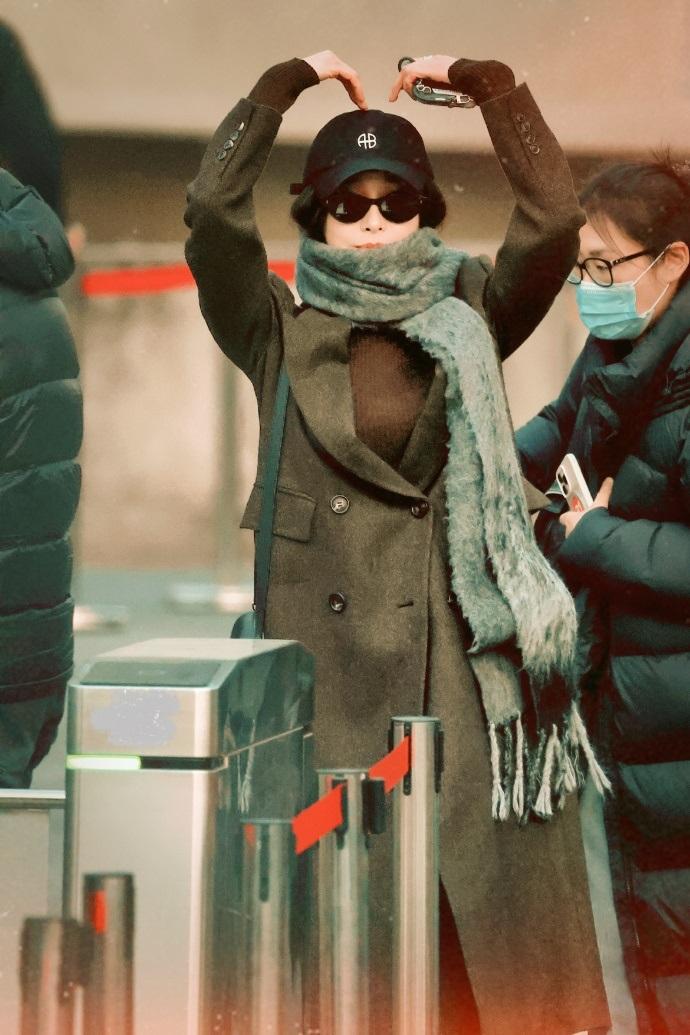 最近秦岚现身北京，她这回搭配的很厚实，不过一点都不缺乏潮流时尚气息。

秦岚里面