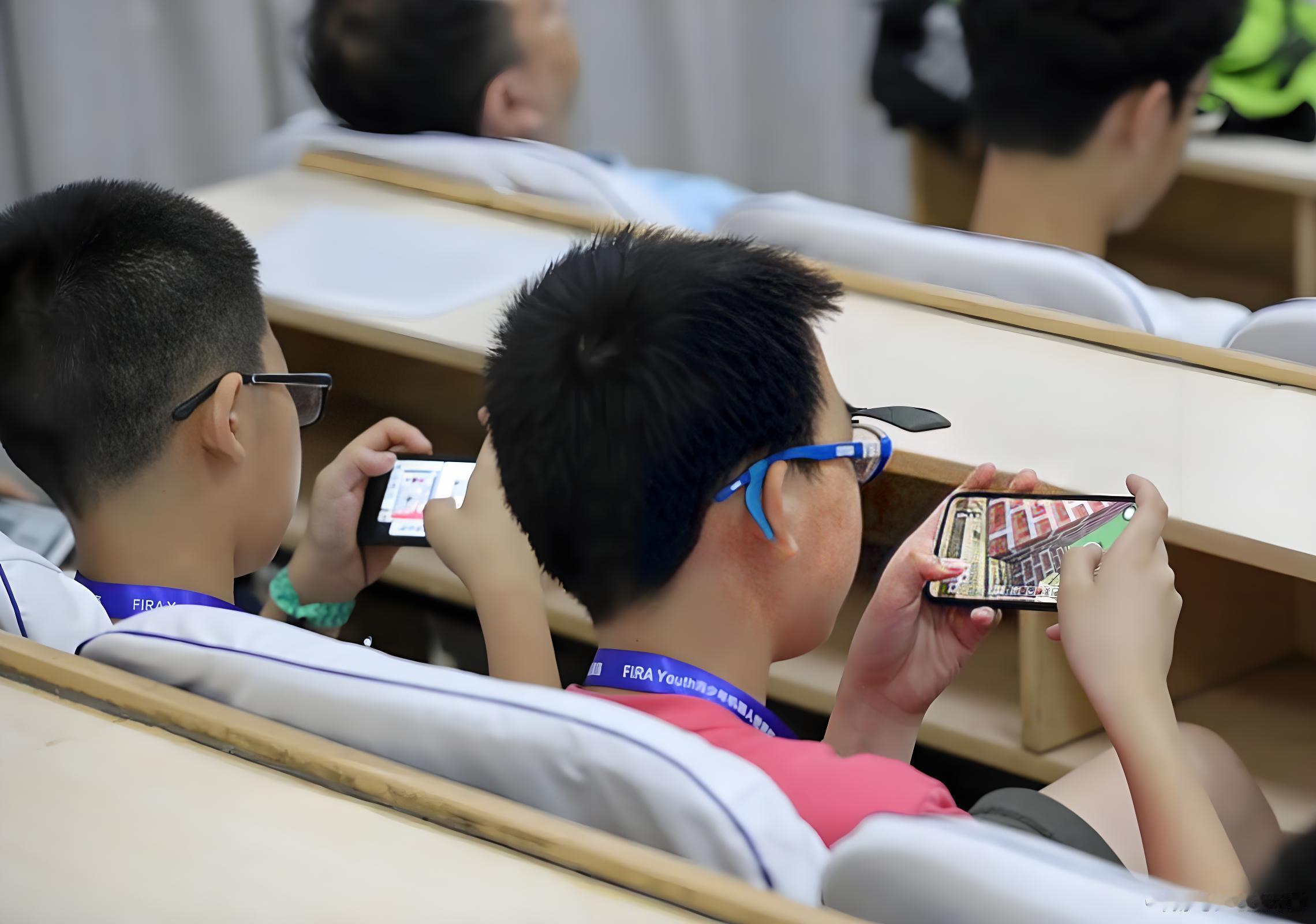 “每个时代有每个时代的诱惑，但智能手机时代的孩子好像陷得更深一些。” ​​​