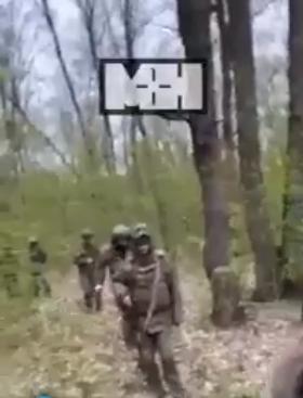 图文：视频显示6名残障俄军士兵参加突击队攻击任务  只装备3件防弹背心2支自动步