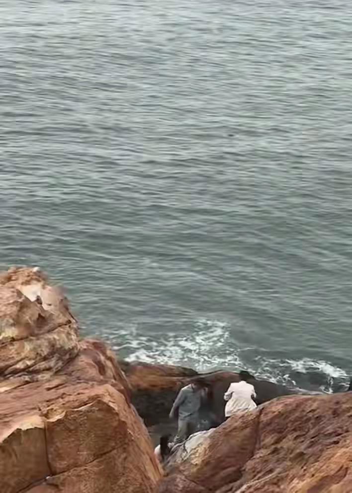 太惊险！3月29日早上，汕头南澳岛钱澳湾观景台附近，两名女子在礁石上拍照，一人脚