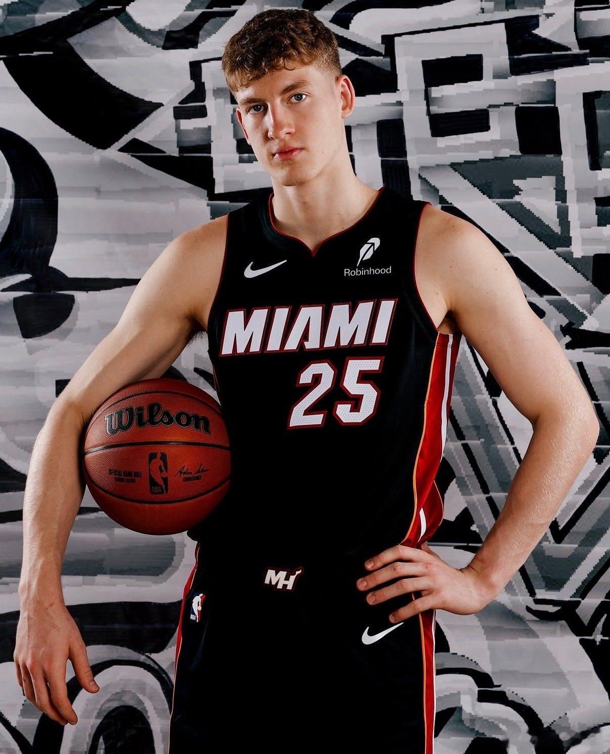 即将复出！热火新秀后卫雅库因腹股沟拉伤缺席了本赛季的前七场比赛，目前比赛状态升级