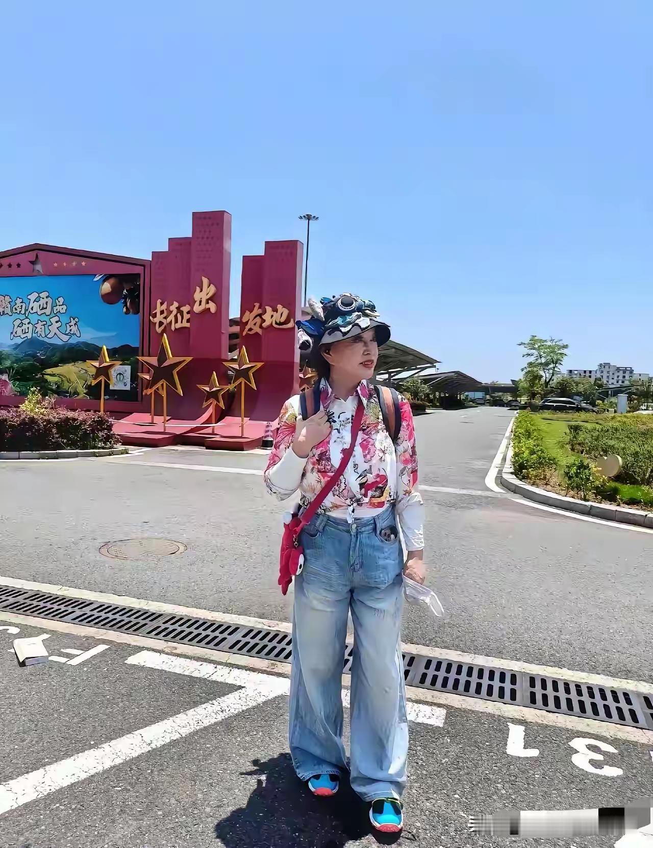 刘晓庆赣州之行穿搭让人担心！

刘晓庆76岁，确实精力充沛，不光走南闯北，能跑能