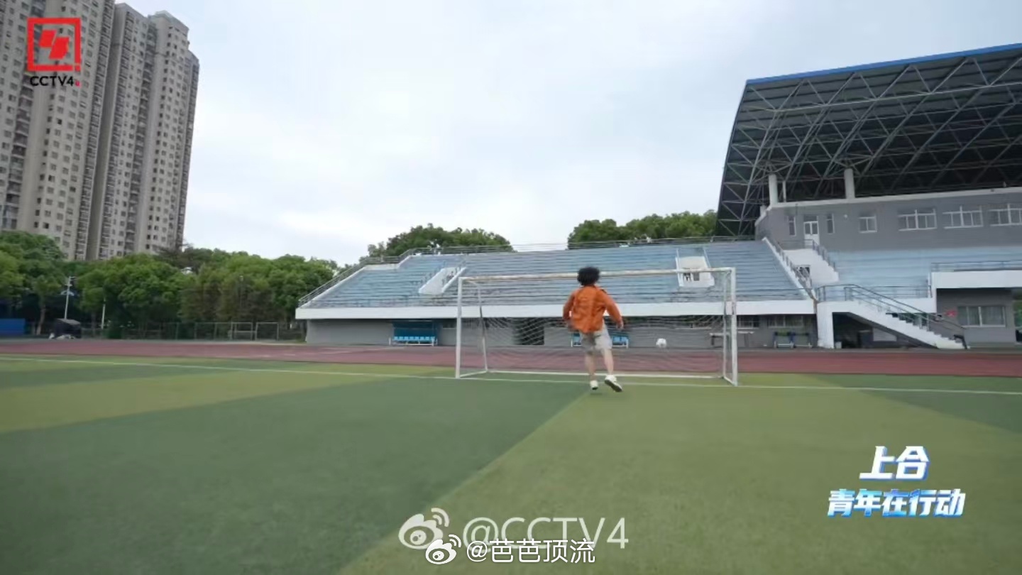 乌兹别克斯坦小伙的苏超球迷速成记想加入苏超常州助威团先会画恐龙 不同职业不同年龄