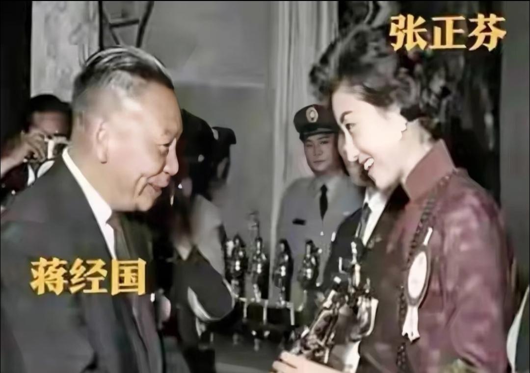 1966年，庾澄庆母亲张正芬获得蒋经国颁奖时的一幕，当时的张正芬凭借多...
