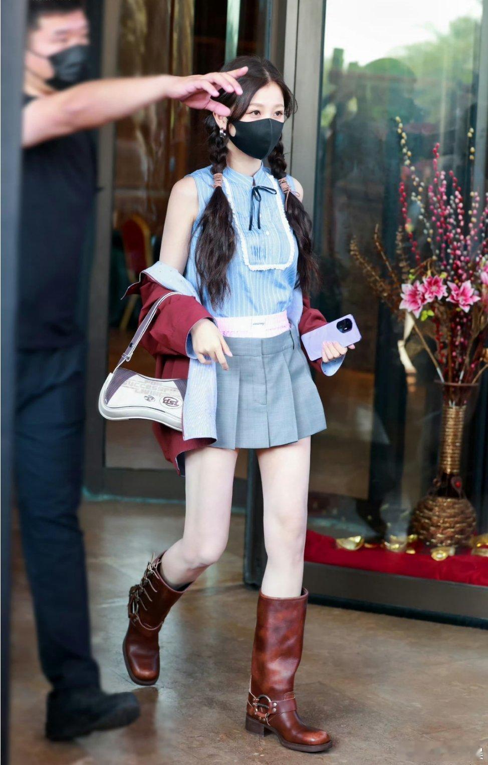 虞书欣11个行李箱没白带 有很多人出行闲带东西多，你看看人家虞书欣都带11个行李