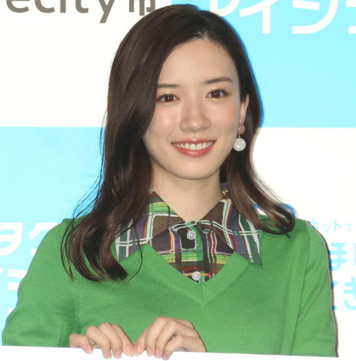 黑红也是红？永野芽郁写真集登顶销量榜 主演电影网飞周榜夺冠近日，演员永野芽郁在经