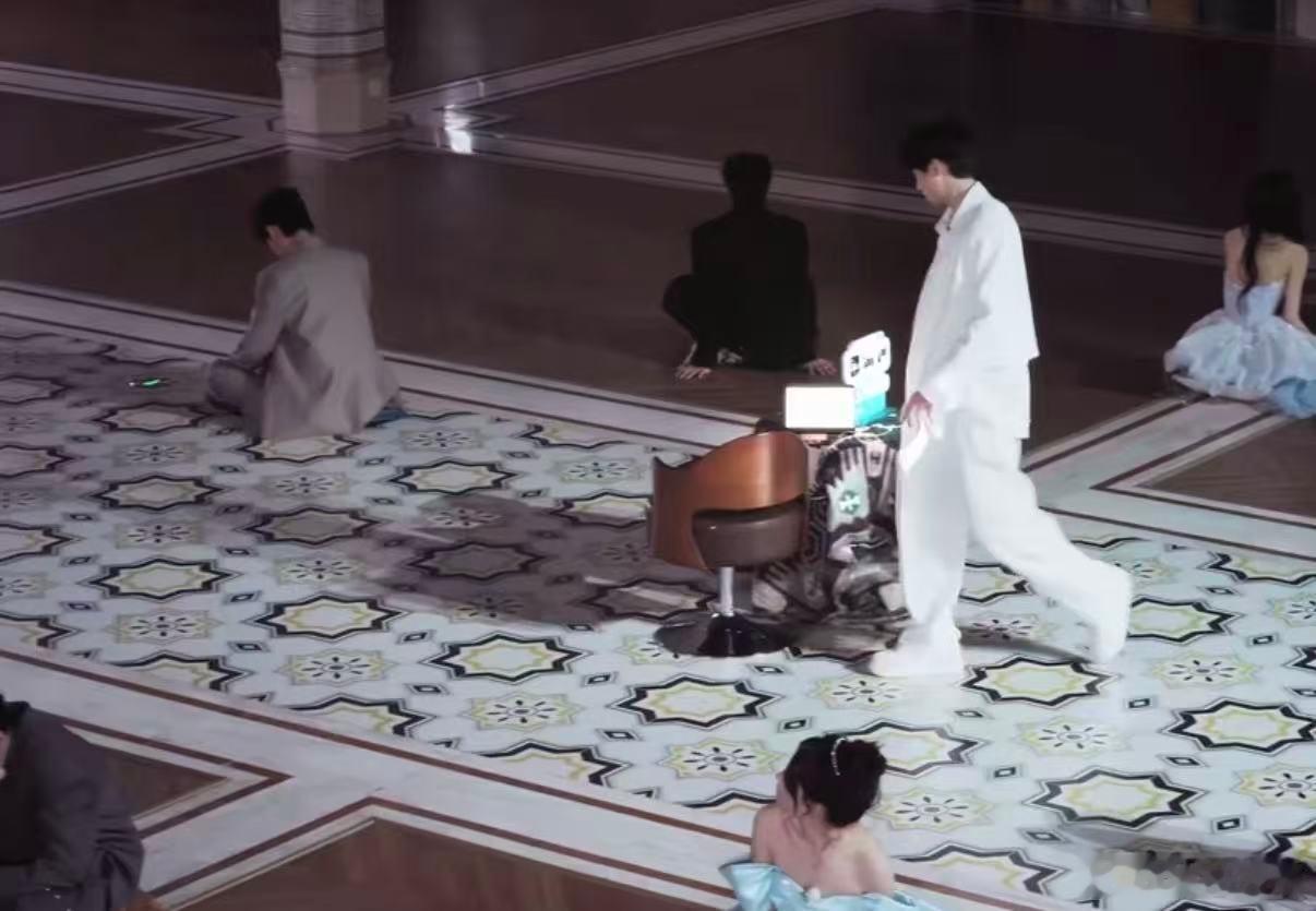 怦然心动张笑颜舞会哭了的原因 颜颜在舞会上哭，全是因为那句对凯凯90%不可能，她