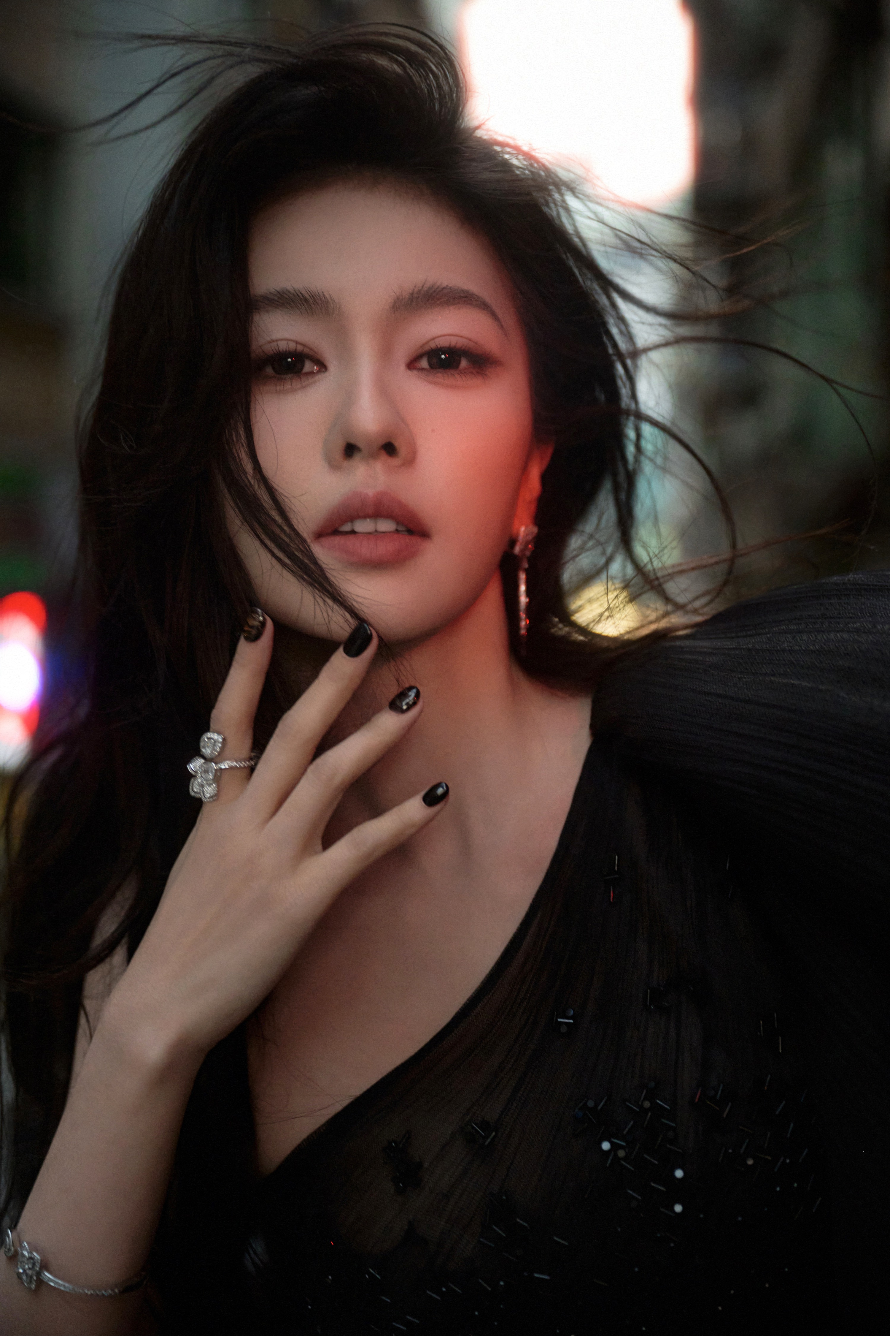 白鹿尖叫之夜出图了白鹿单肩黑裙街头港风感 白鹿尖叫之夜出图了，白鹿单肩黑裙街头港