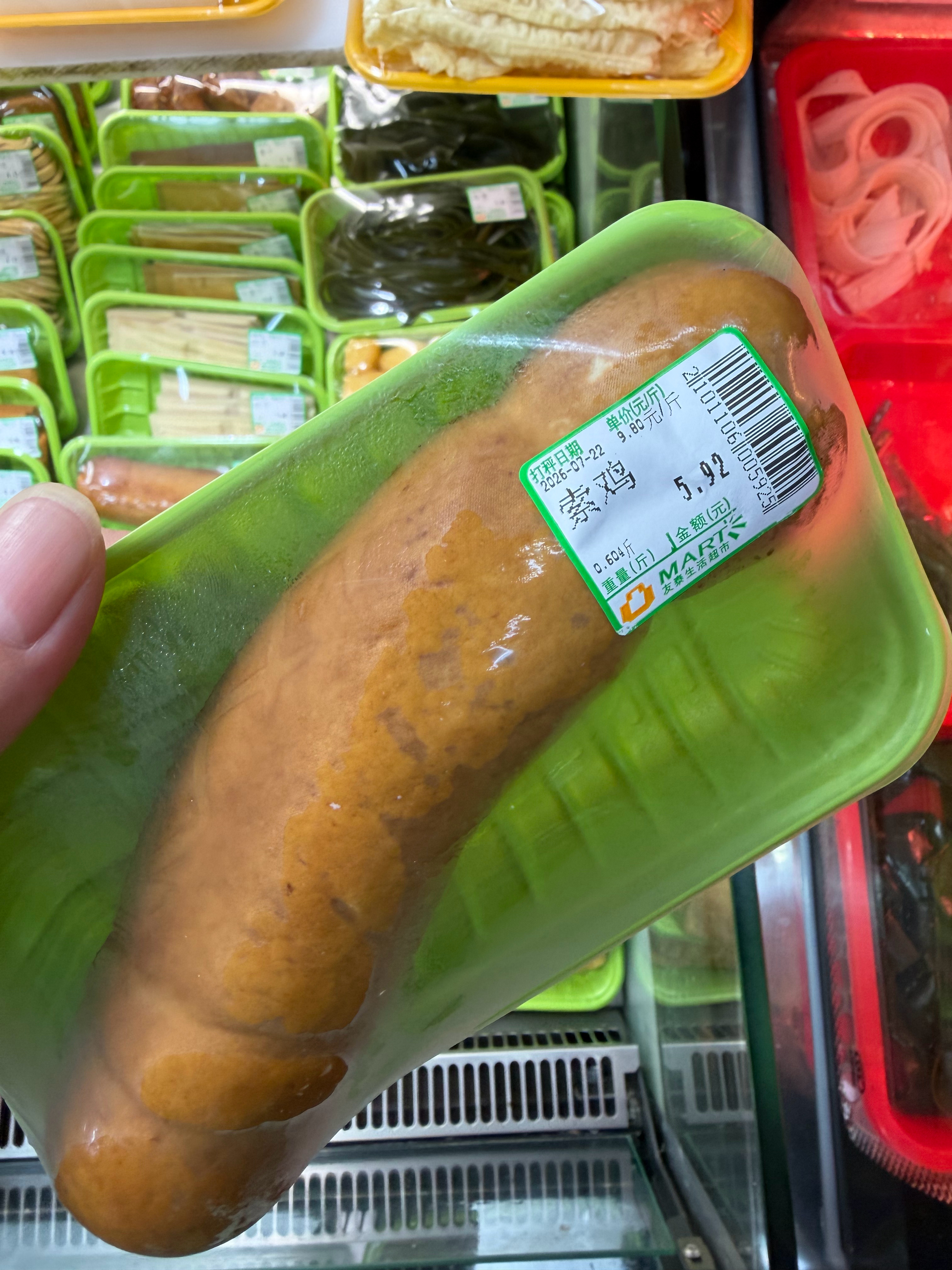 一直都不明白，为什么这个明明是豆制品却要叫素鸡，问了一下豆包，说是吃起来的质感很