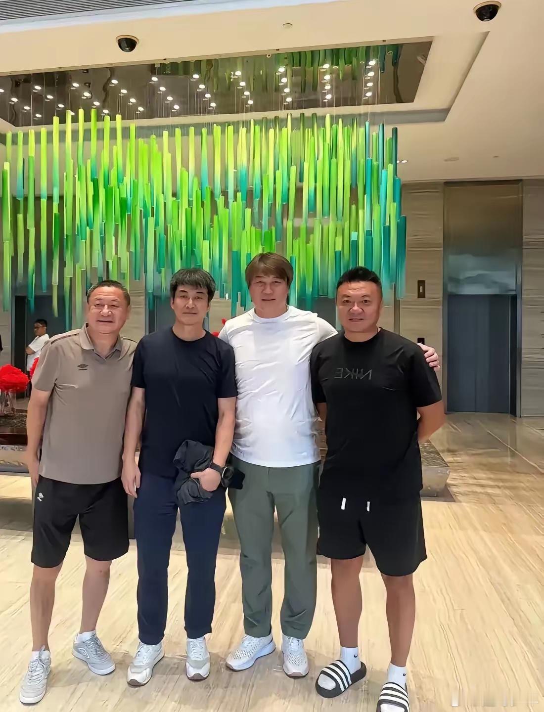 有一说一能够认出来其中两名球员的估计已经最少40岁了是真真的铁杆球迷这是昔日中国