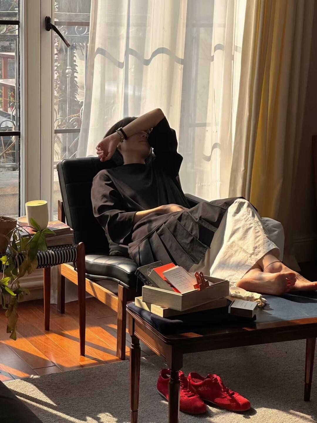 该休息就要休息。你在家闲着。不是罪恶。人，不一定要工作。人，是不得已，才工作。人