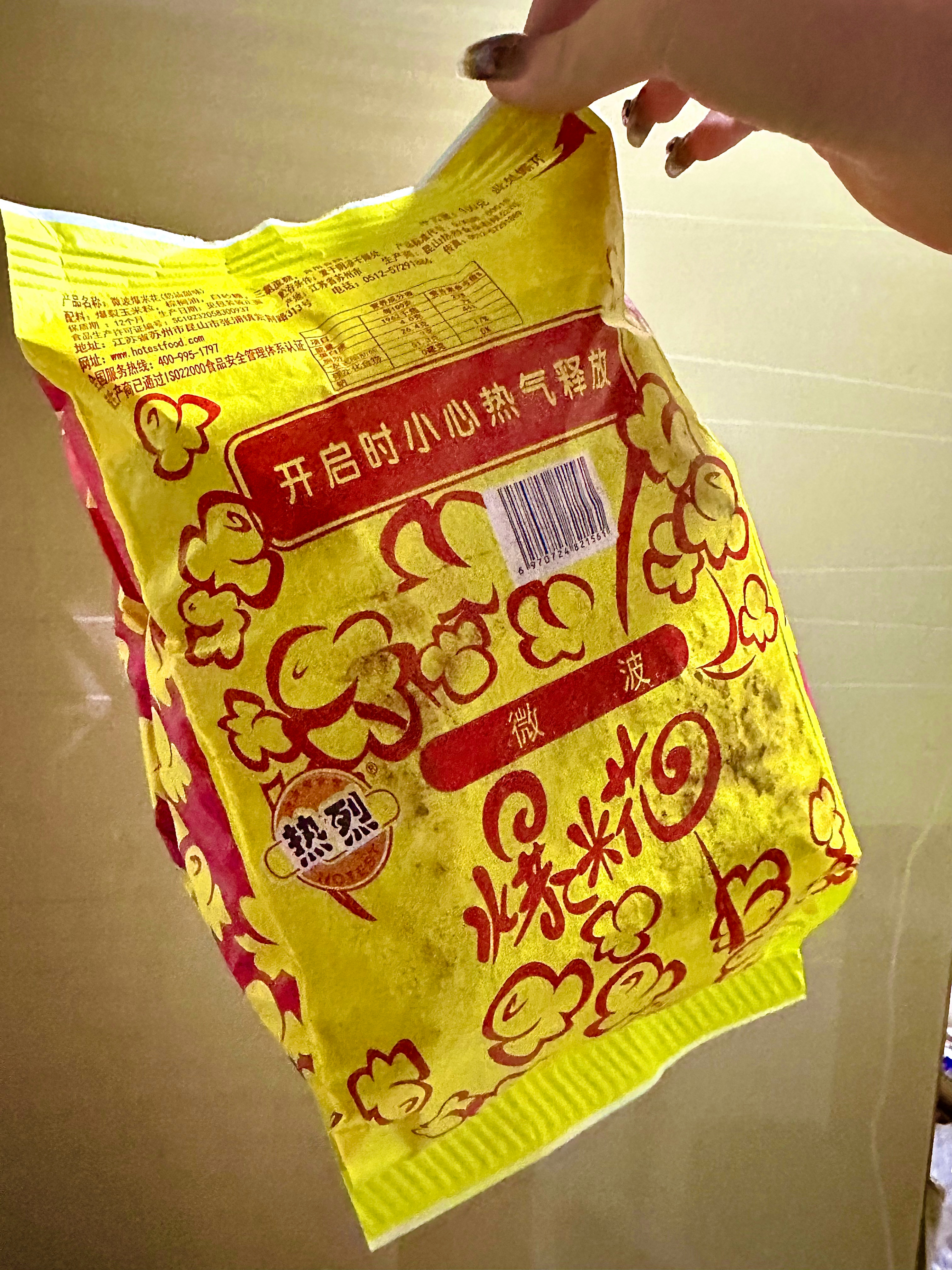 记得这种袋装爆米花是小时候电影院的标配，通常在电影院的角落处有一个直角柜台，柜台