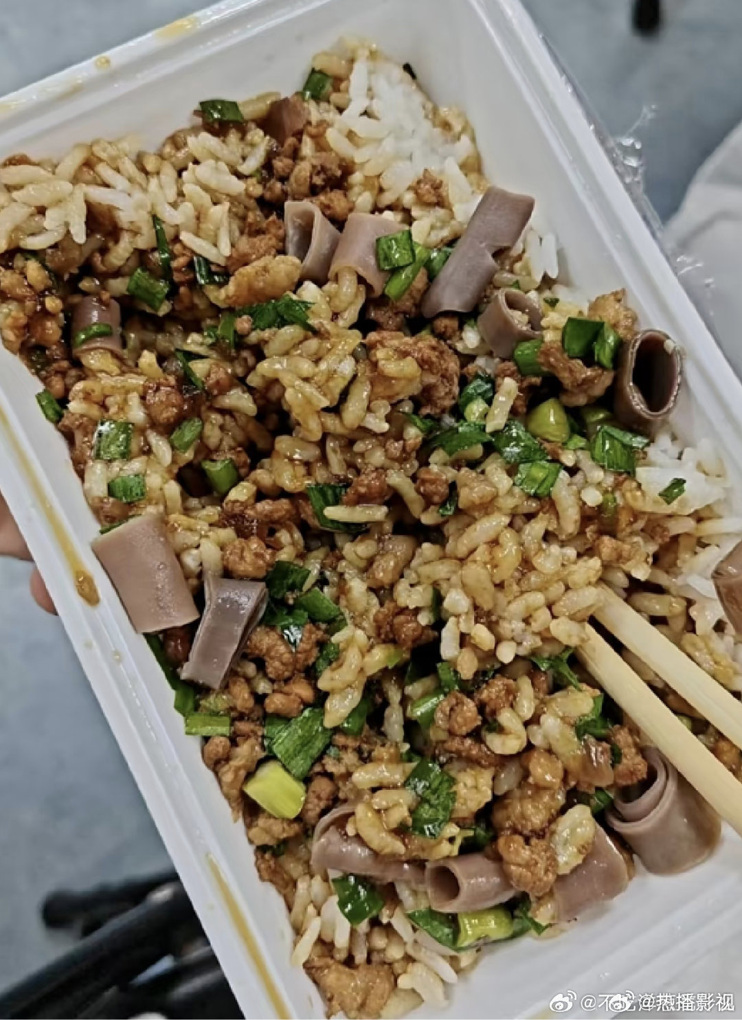 左航吃海肠捞饭左航吃了海肠捞饭左航吃上了海肠捞饭左航高会更新，吃上青岛海肠捞饭了