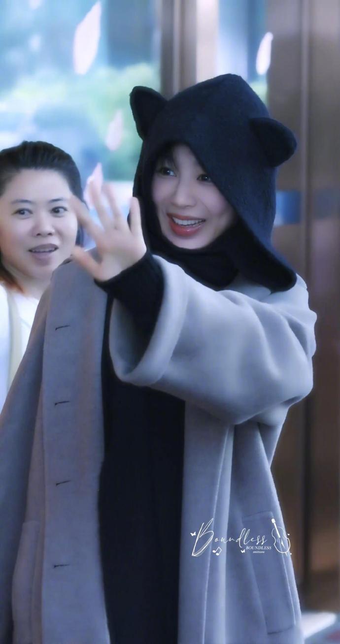 杨紫我终于下山了这个来自高原的白菊警官终于下山了[赢牛奶]，还是那个可可爱爱的@