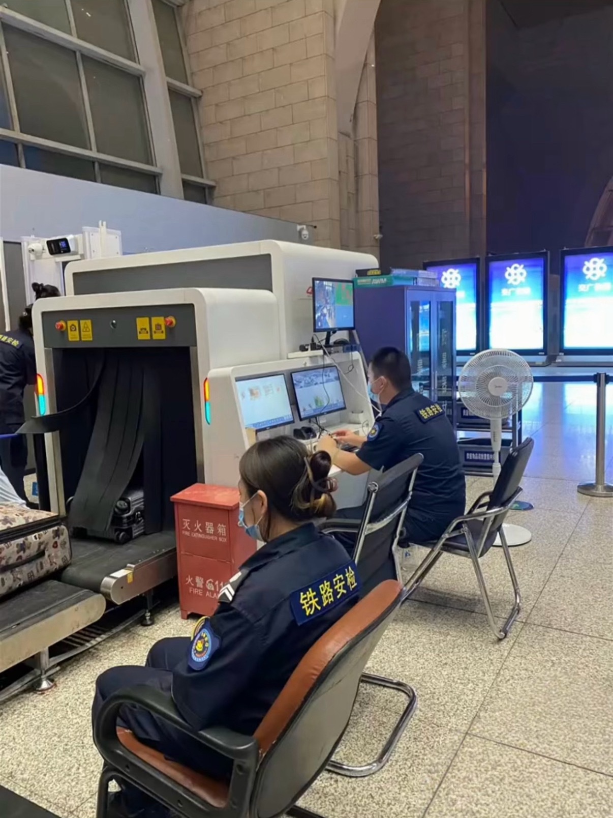 12人花30万买月薪2500的高铁工作铁路安检员很累的，我一朋友就是做这个的，天