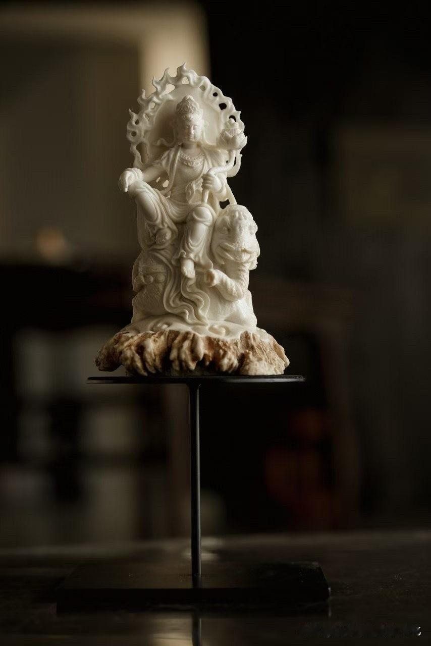 有些“稳”，不是静止，是心不动。

鹿角的温润里，
这一尊普贤，坐得很轻，却很定