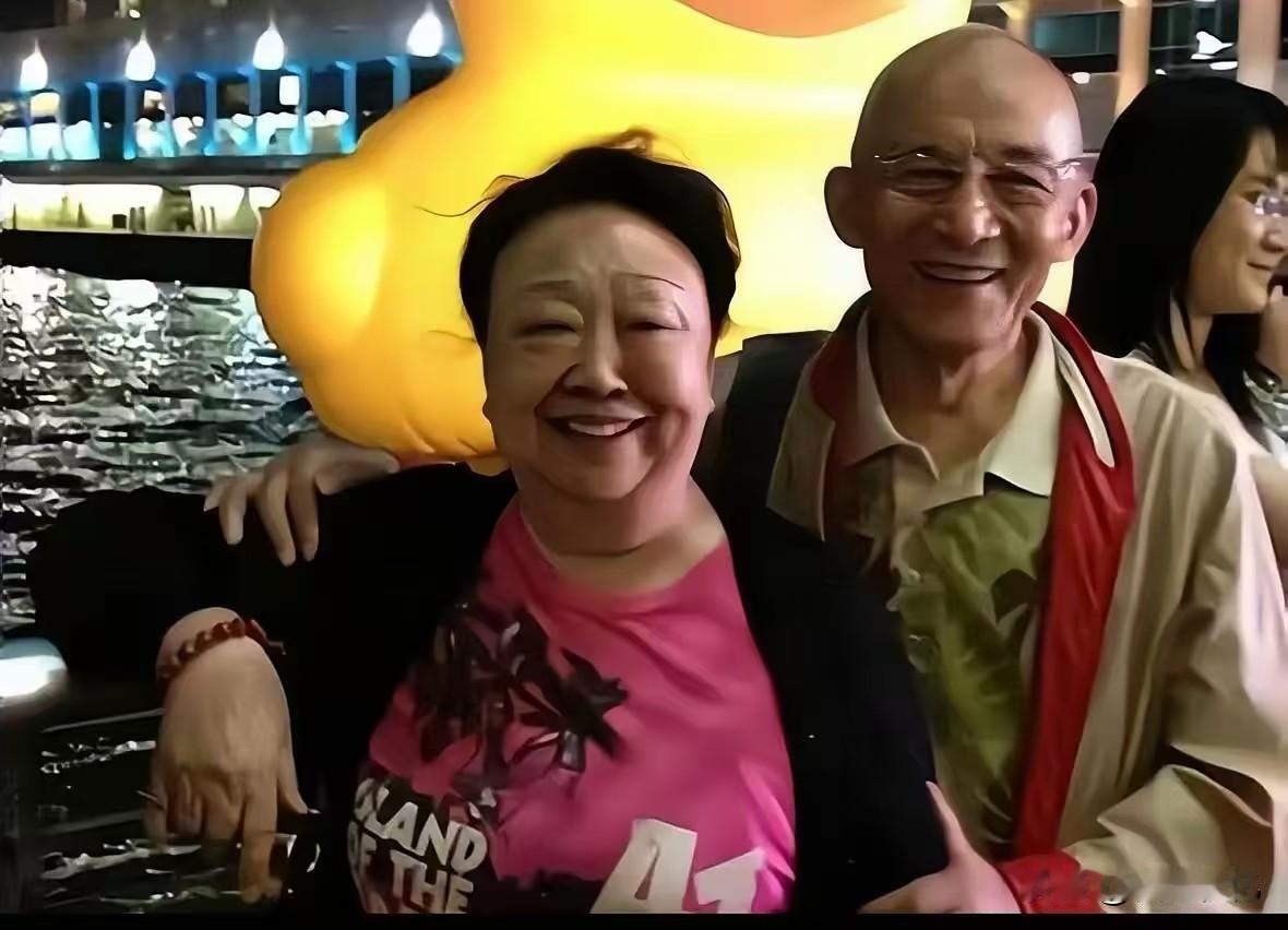 人民艺术家游本昌，于今日在北京与世长辞，享年93岁。
他只有一段婚姻，一生一位挚