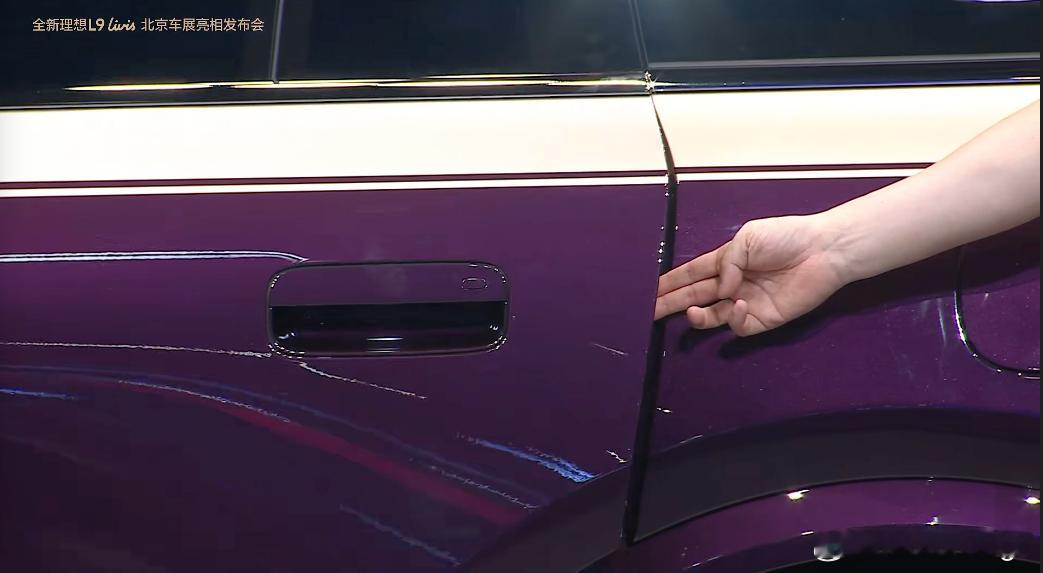 李想现场测试 L9 Livis 电动门防夹，而且是只伸一小截手指头的这种防夹。大