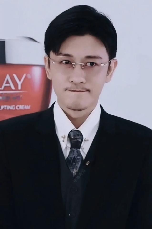 这个星二代怎么也捧不红，亲妈是导演，干妈也是导演，演了20年戏，结果一改名字就红