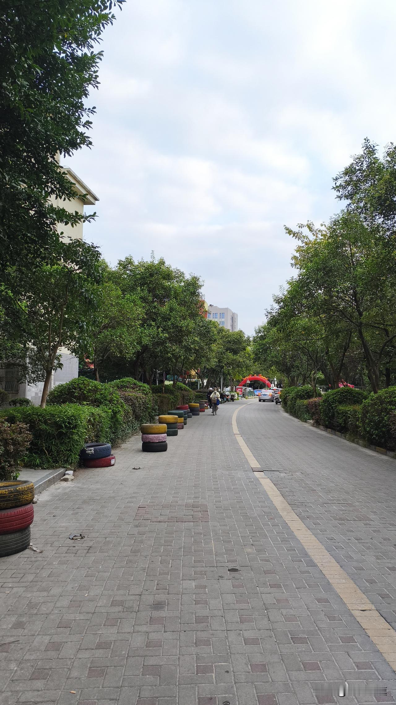 这波南下的冷空气完全是开了“季节快进键”，南京昨天还能穿着短袖啃冰奶茶，今天最高