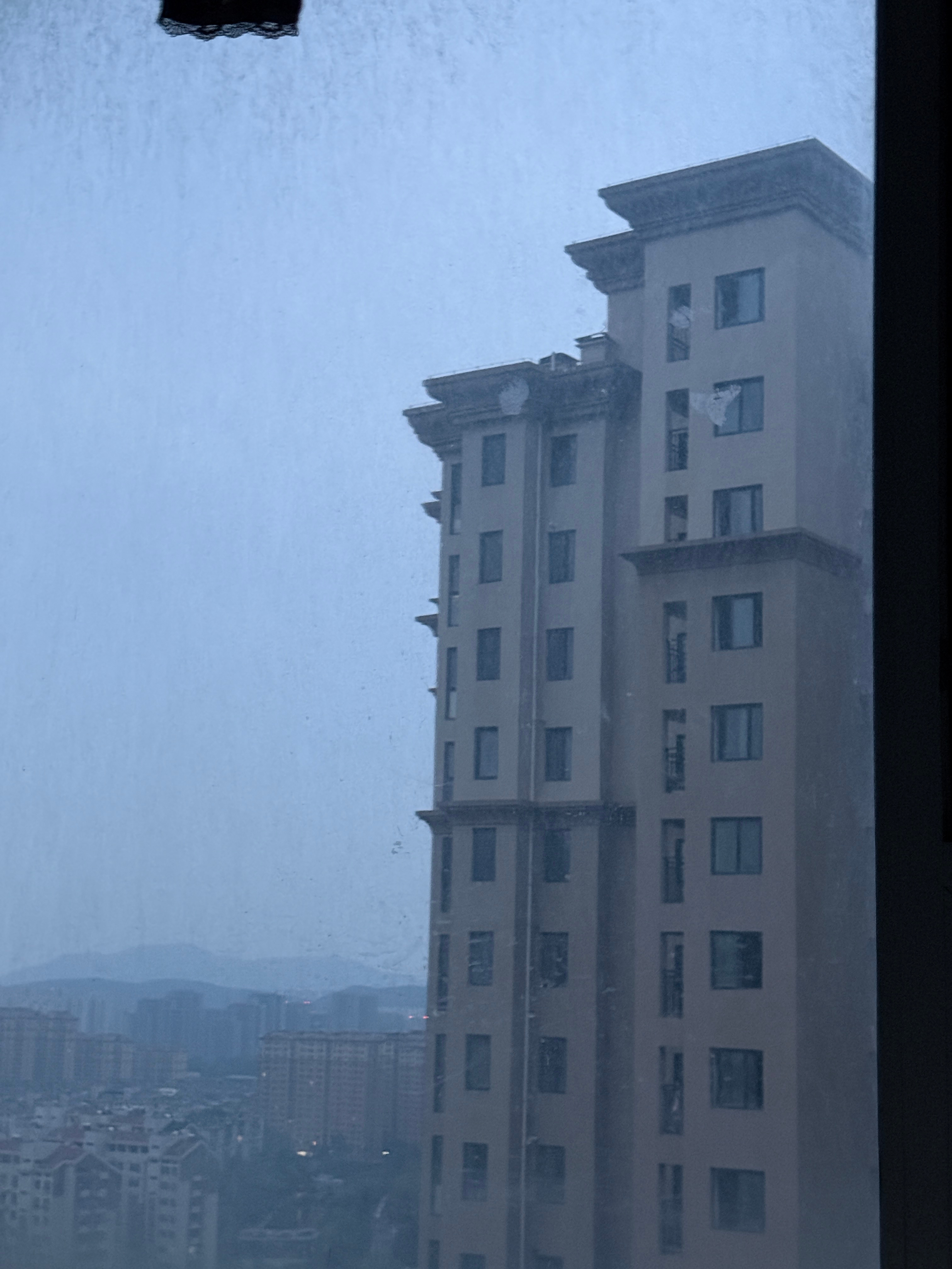 加完班回家一看窗外天亮了[淡淡的] ​​​
