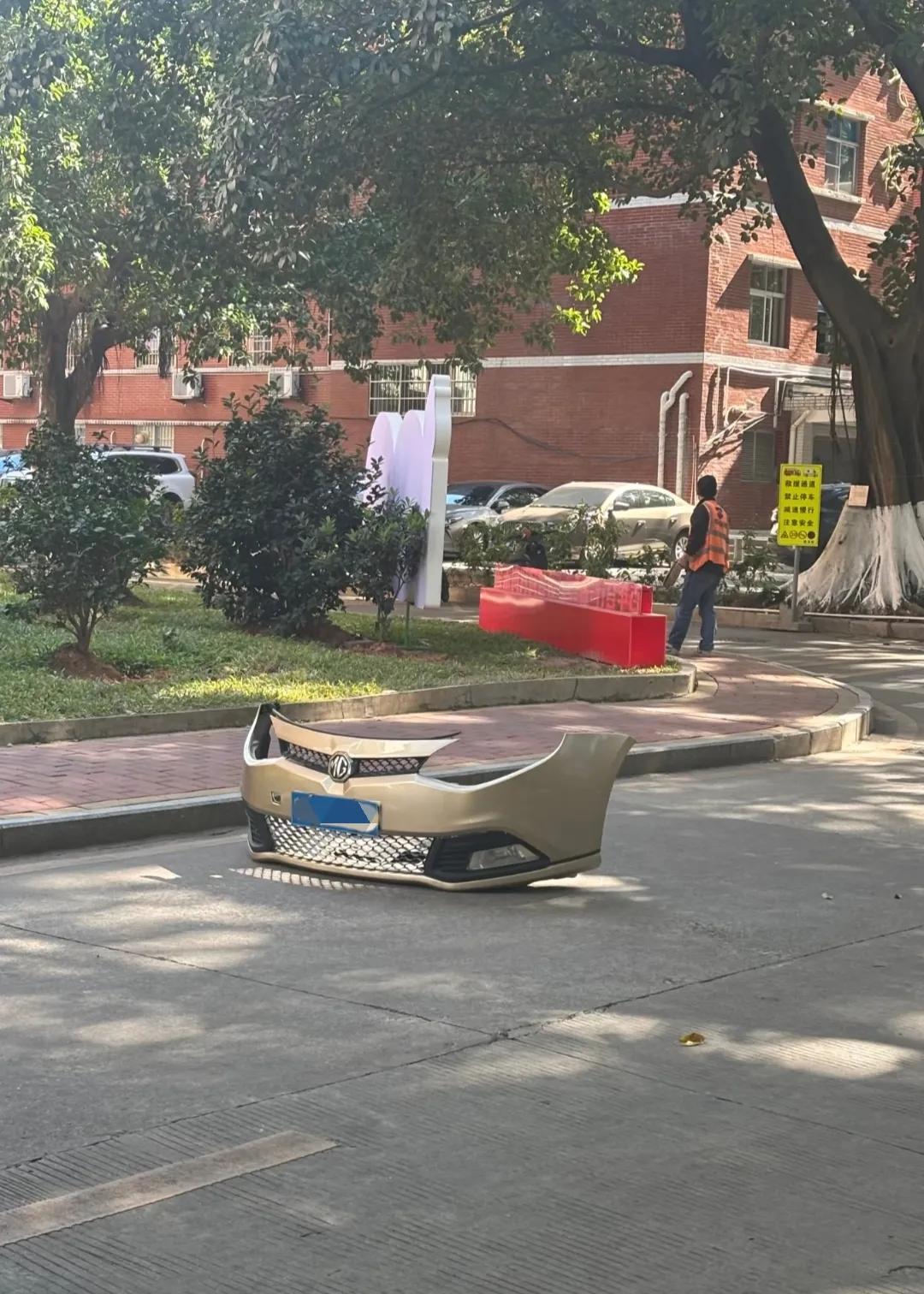 这辆车到底经历了什么？“口罩”掉了居然不知道，这也太粗心吧！