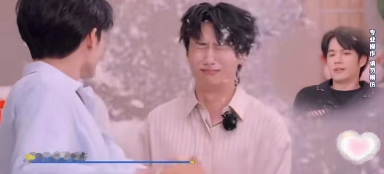 檀健次白切黑梦回沈翊檀健次你好星期六游戏惩罚环节压迫感好强，一整个梦回沈翊了！檀