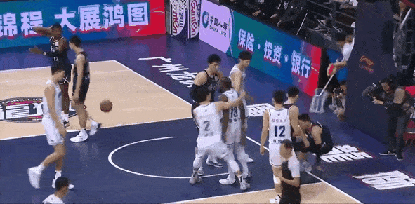 CBA这几天冲突不断，昨天曾繁日与任俊飞昔日队友反目成仇，今天四川小将方佳晨拉倒
