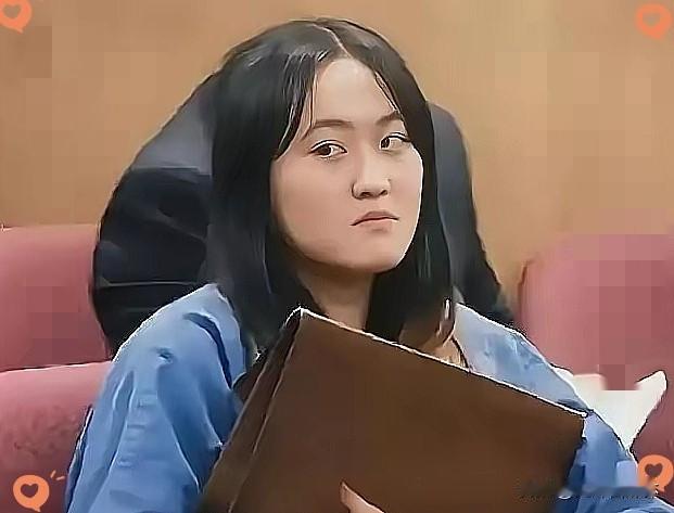 2015年，曾拿烟头烫同学、扇耳光的赴美女留学生翟云瑶在法庭上咆哮：“能不能快点