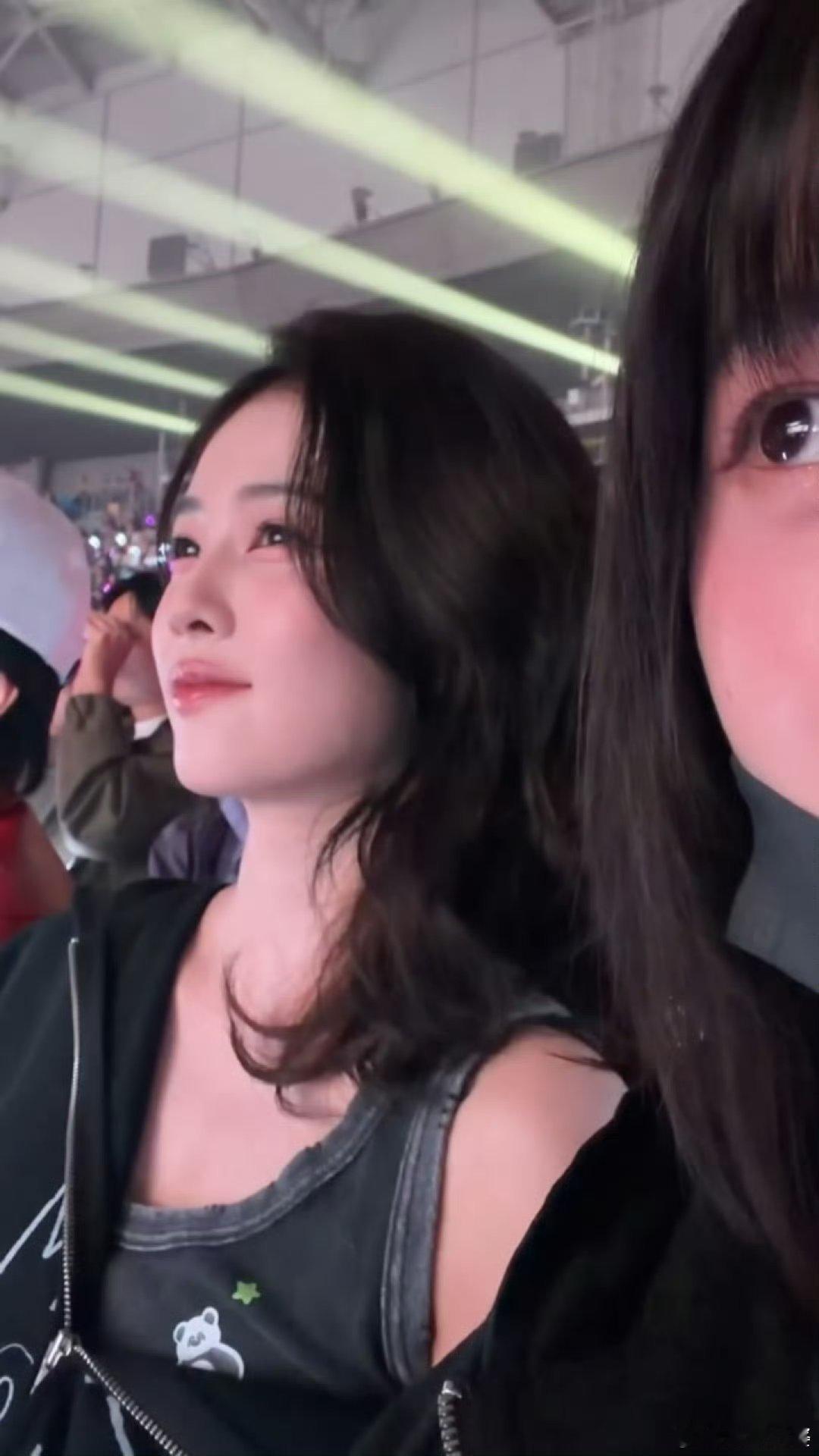 腿妈发的“看演唱会旁边坐的白鹿”，瞬间让人泪目😭 想象那画面都超梦幻。追星的快